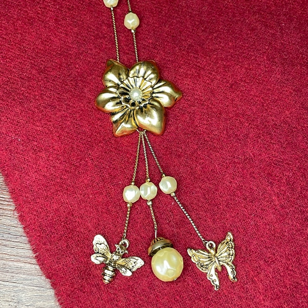 Necklace 20-21” Faux Pearls Goldtone Floral With Charms Bee Nature Butterfly
